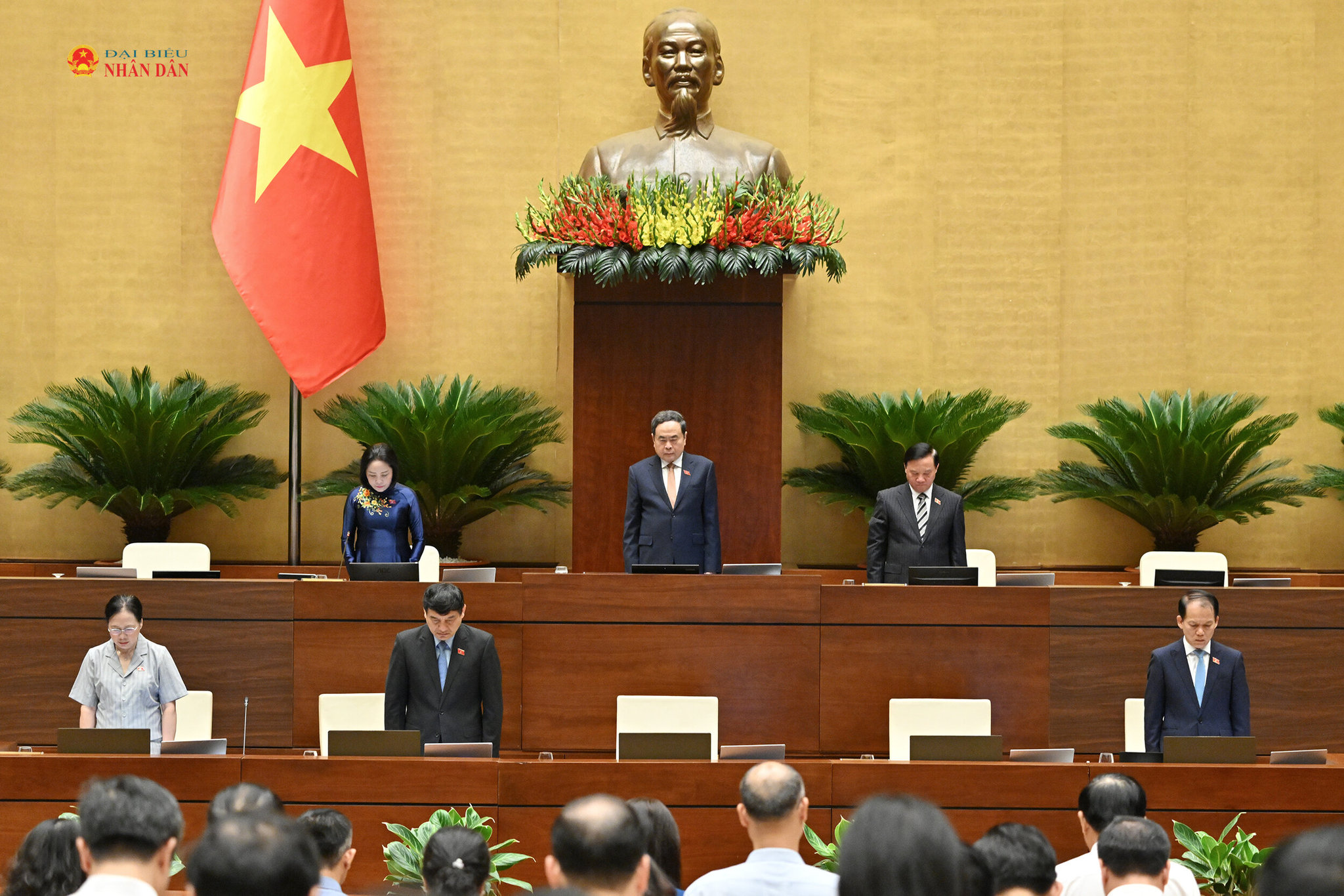 Chủ tịch Quốc hội Trần Thanh Mẫn và các Phó Chủ tịch Quốc hội, các đại biểu dành 1 phút mặc niệm tưởng nhớ Chủ tịch Quốc hội Lào Saysomphone Phomvihane