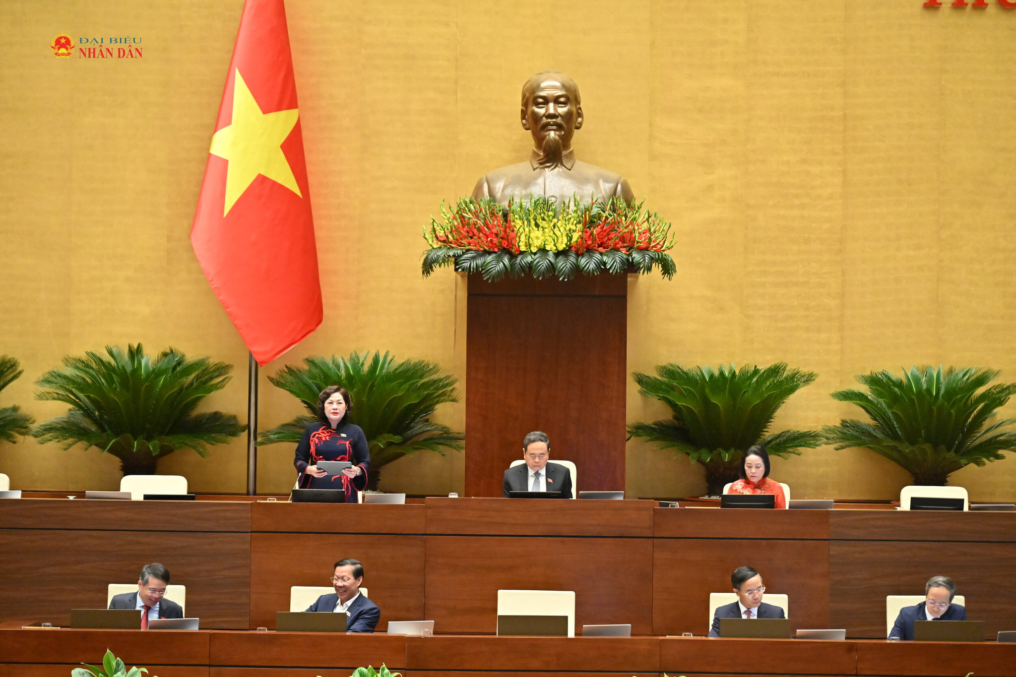 Chủ tịch Quốc hội Trần Thanh Mẫn chủ trì, Phó Chủ tịch Quốc hội Nguyễn Thị Hồng điều hành phiên thảo luận về dự án Luật sửa đổi, bổ sung một số điều của Luật Ngân hàng Nhà nước Việt Nam; Luật Phòng, chống rửa tiền và Luật Các tổ chức tín dụng