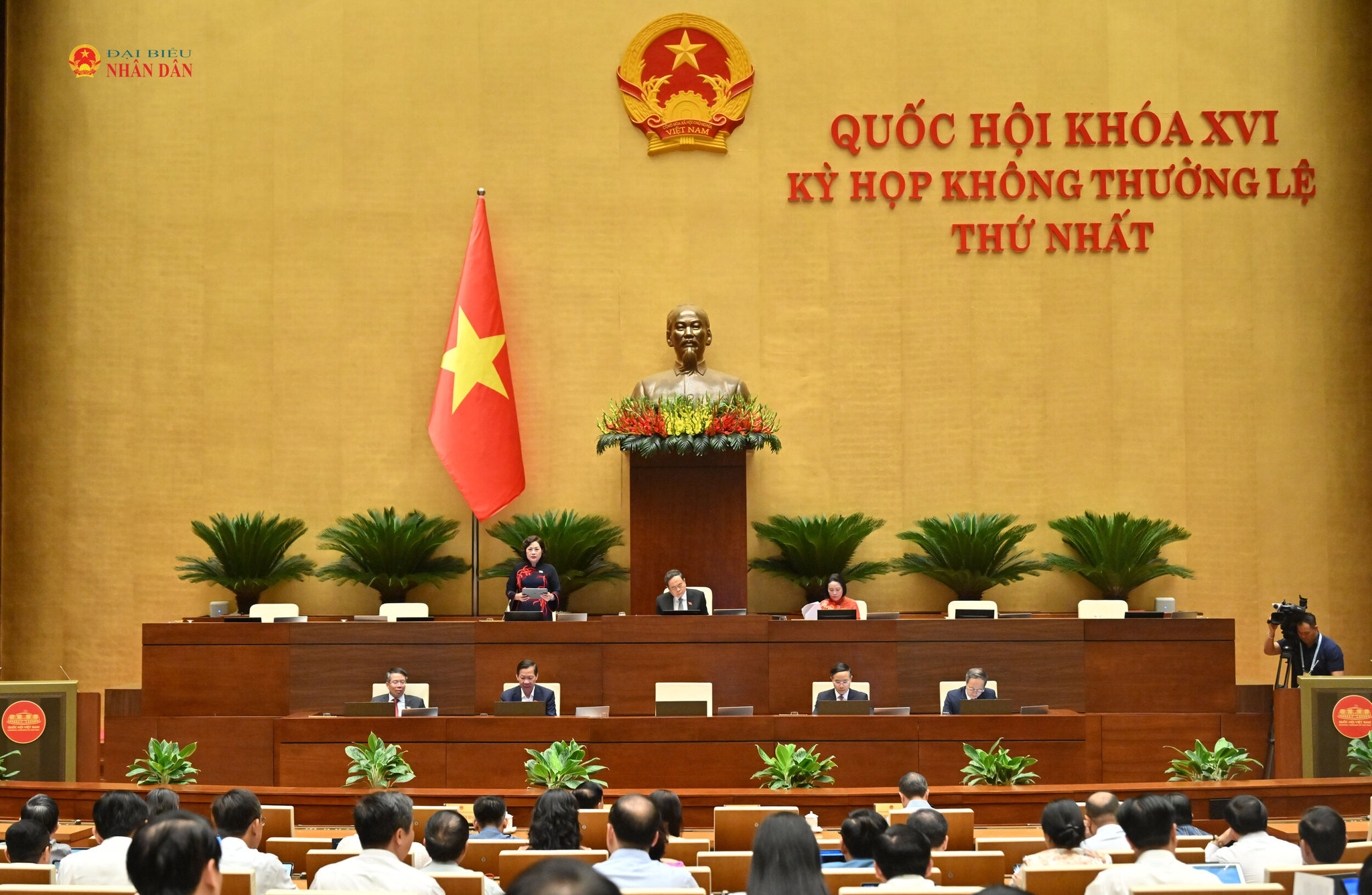 Chủ tịch Quốc hội Trần Thanh Mẫn chủ trì, Phó Chủ tịch Quốc hội Nguyễn Thị Hồng điều hành phiên thảo luận về dự án Luật sửa đổi, bổ sung một số điều của Luật Ngân hàng Nhà nước Việt Nam; Luật Phòng, chống rửa tiền và Luật Các tổ chức tín dụng
