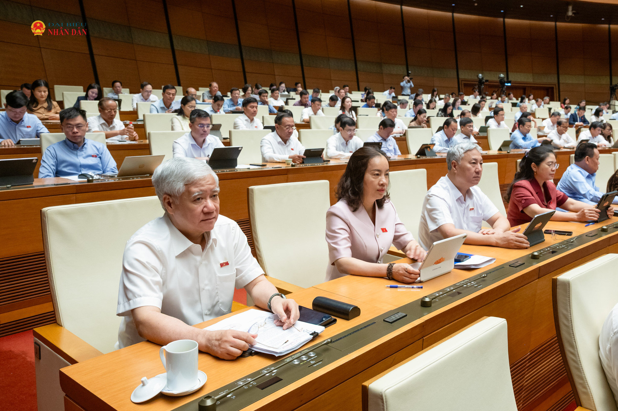 Phó Chủ tịch Thường trực Quốc hội Đỗ Văn Chiến và các đại biểu tham dự phiên họp